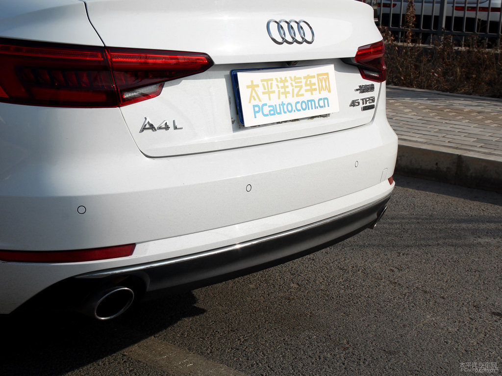 朱鷺白奧迪A4L車尾外觀圖片