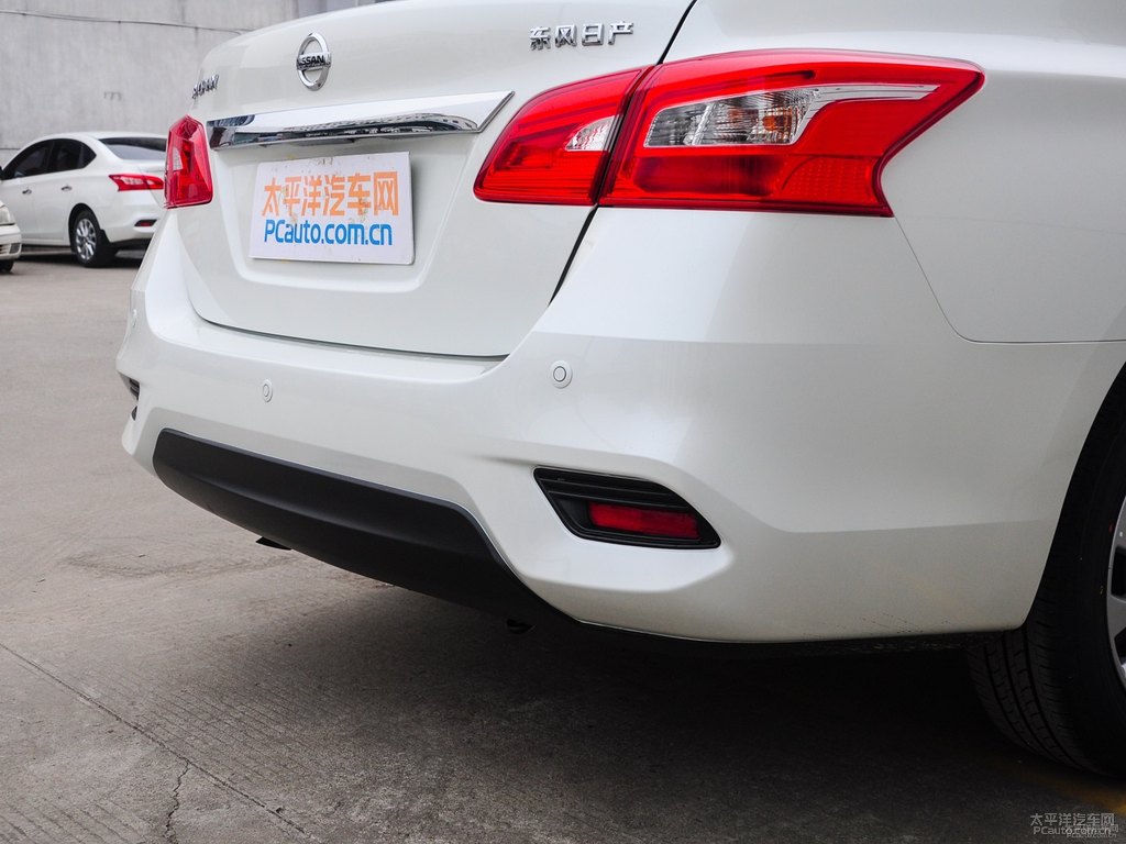 珠光白軒逸車尾外觀圖片