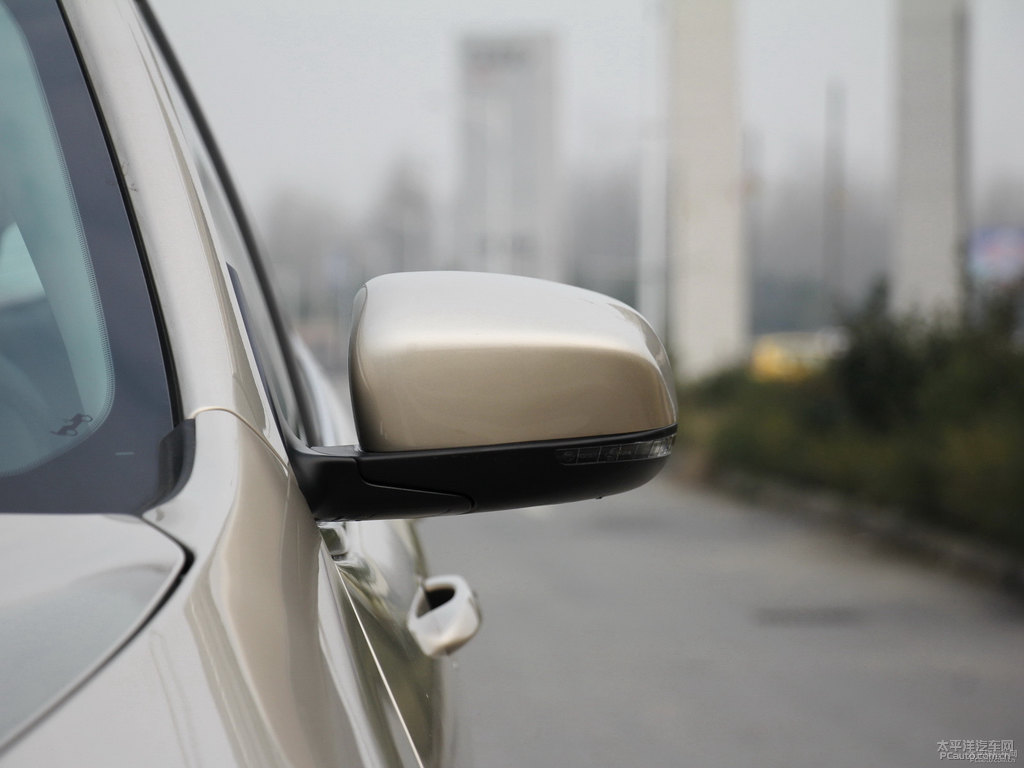 流沙金自由光車身外觀圖片