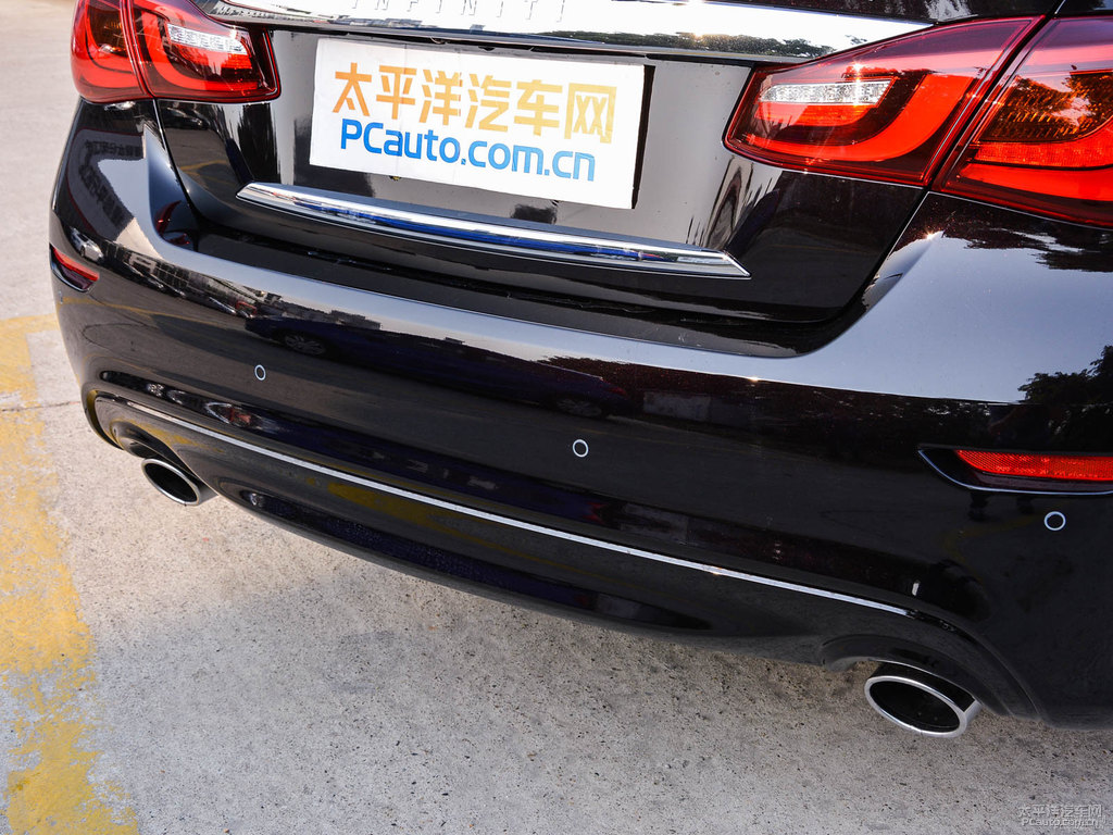 紫玉黑英菲尼迪Q70L車尾外觀圖片