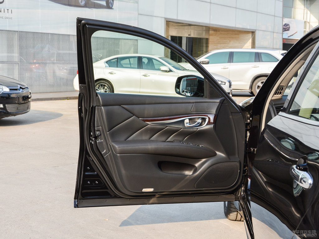 紫玉黑英菲尼迪Q70L車廂內(nèi)飾圖片