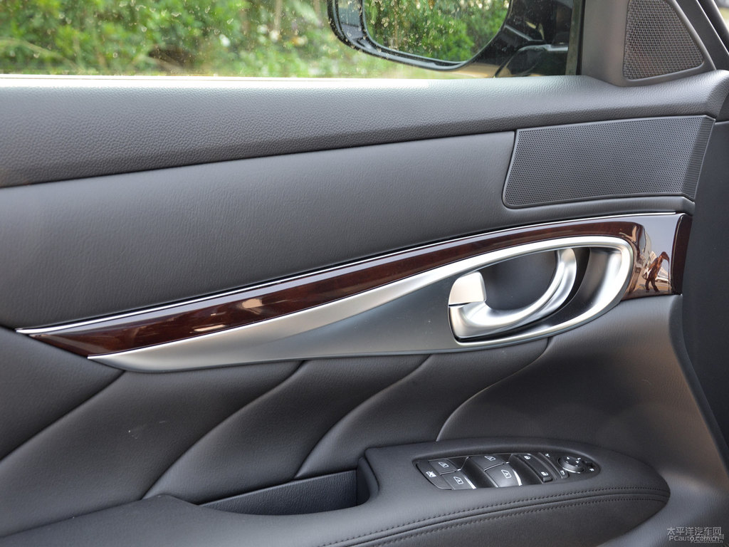 紫玉黑英菲尼迪Q70L車廂內(nèi)飾圖片