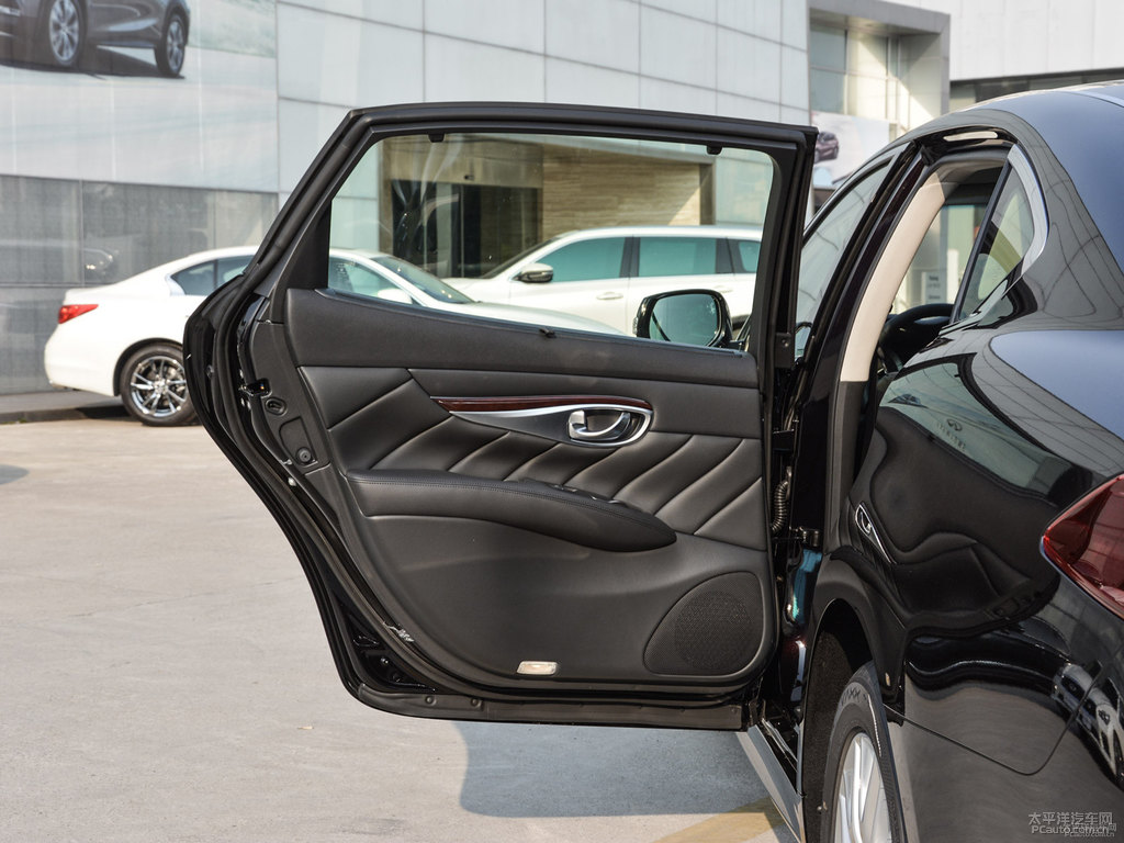 紫玉黑英菲尼迪Q70L車廂內(nèi)飾圖片