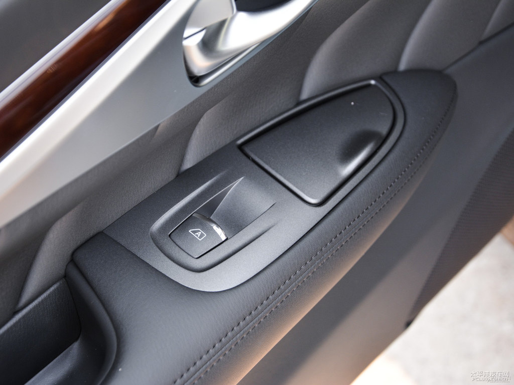 紫玉黑英菲尼迪Q70L車廂內(nèi)飾圖片