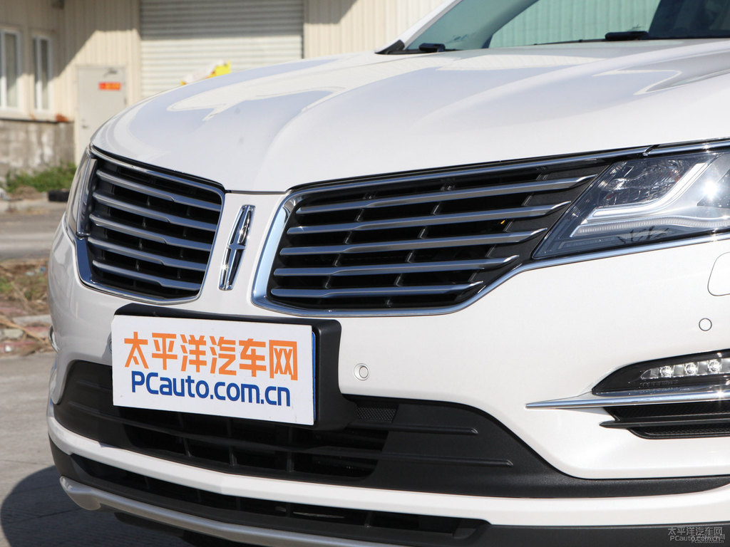 鉑鉆白林肯MKC車頭外觀圖片