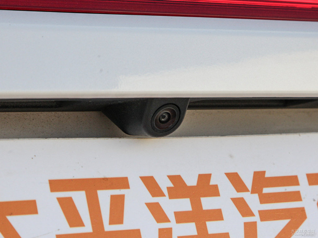 鉑鉆白林肯MKC車尾外觀圖片