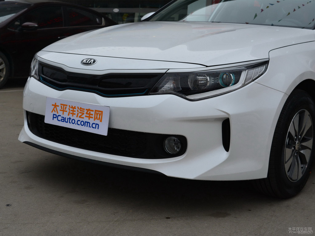 珍珠白起亞K5凱酷車頭外觀圖片