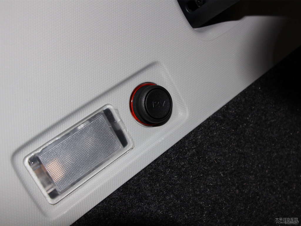 典雅白榮威RX5后備廂空間圖片