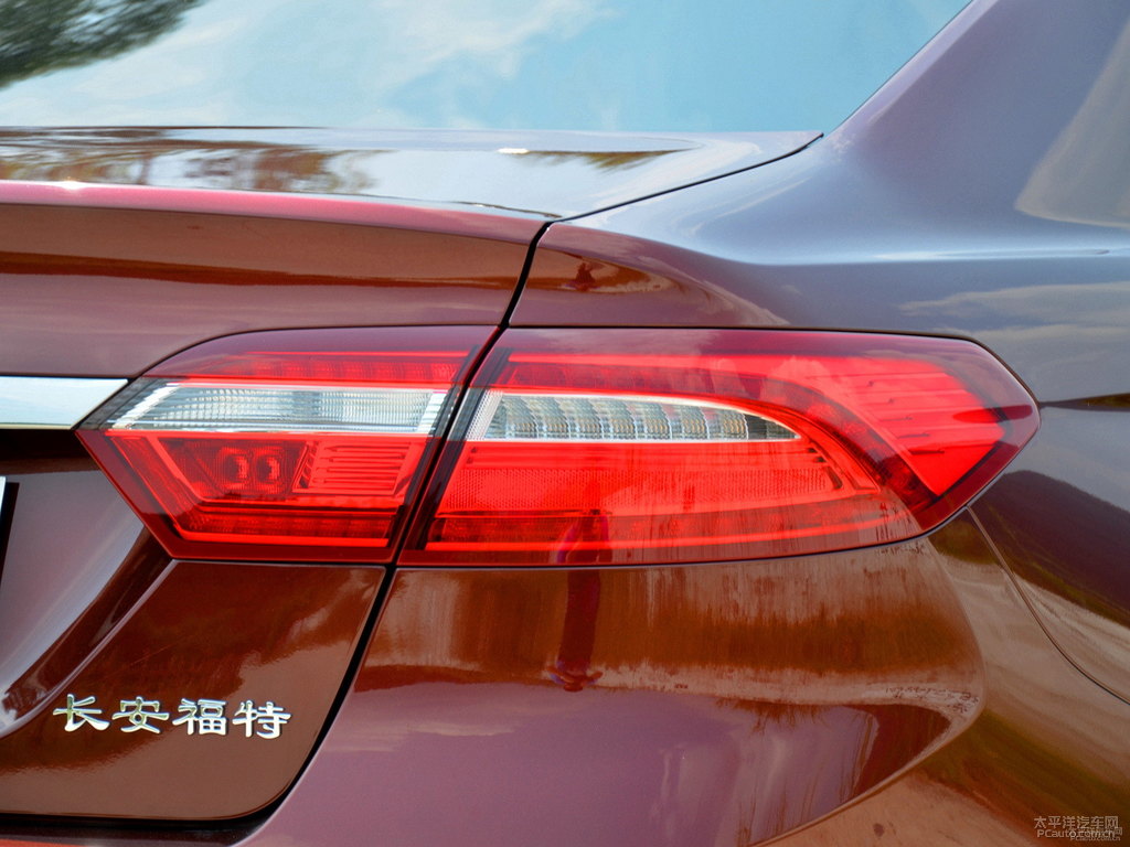 炫舞紅金牛座車尾外觀圖片
