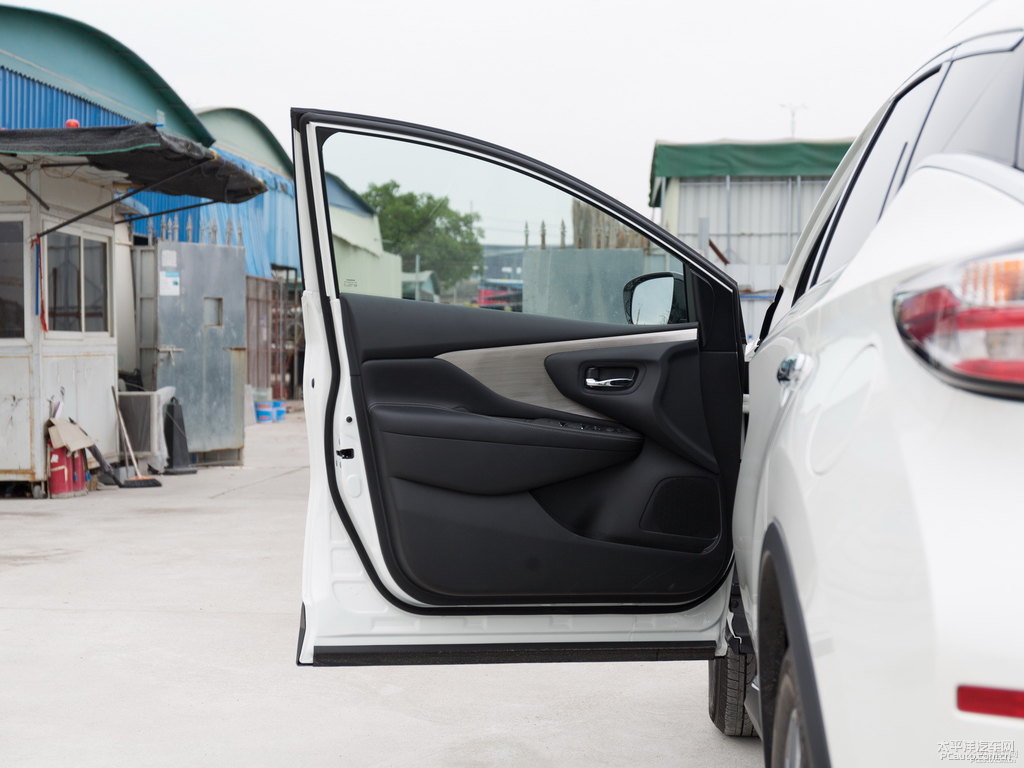珠光白樓蘭車廂內(nèi)飾圖片