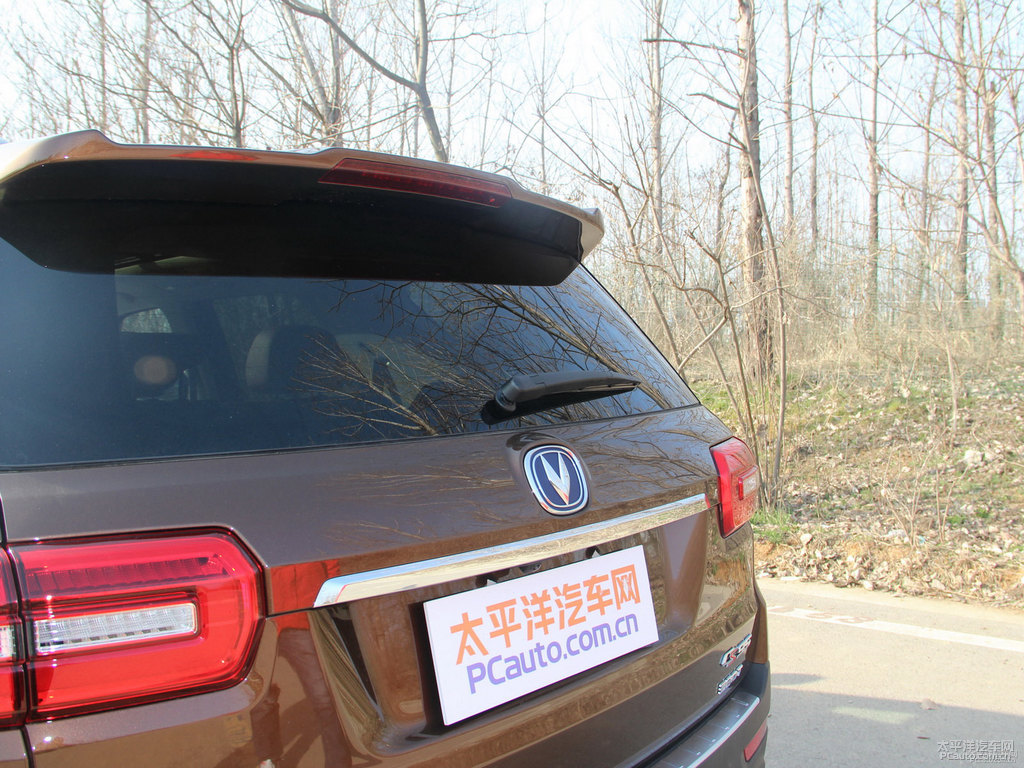 大地棕長安CS95車尾外觀圖片