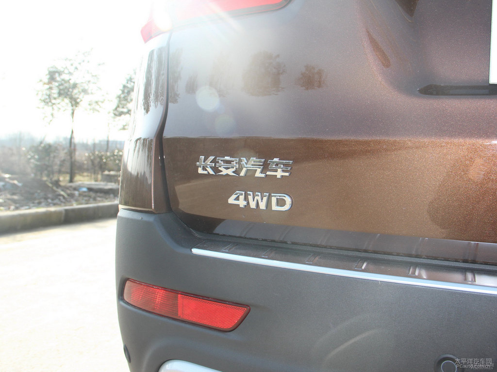 大地棕長安CS95車尾外觀圖片