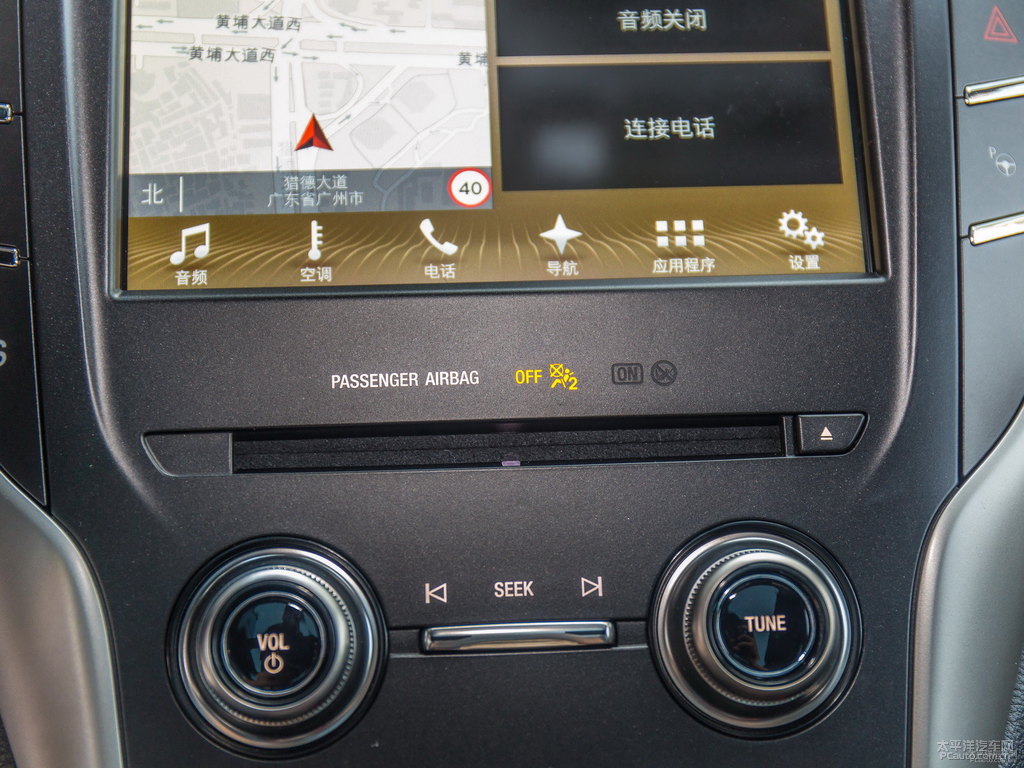 午夜藍(lán)林肯MKC中控內(nèi)飾圖片