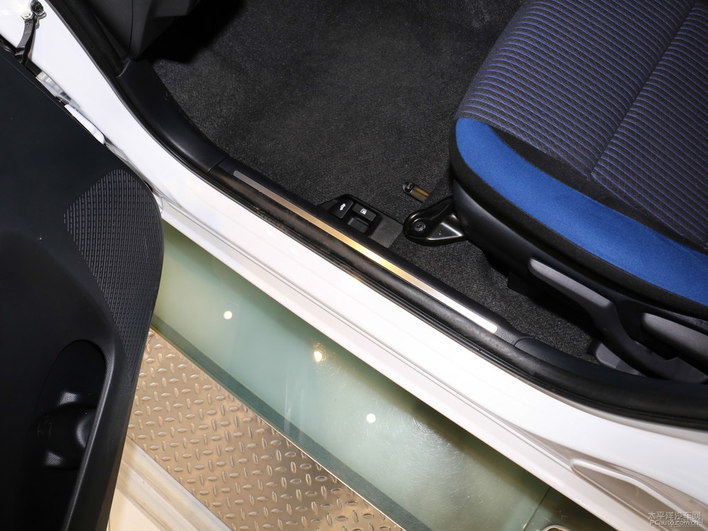 天際白YARiS L 致享車廂內飾圖片