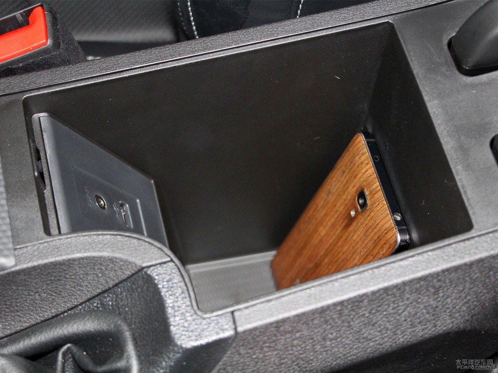 冰晶白帝豪GS儲物空間空間圖片