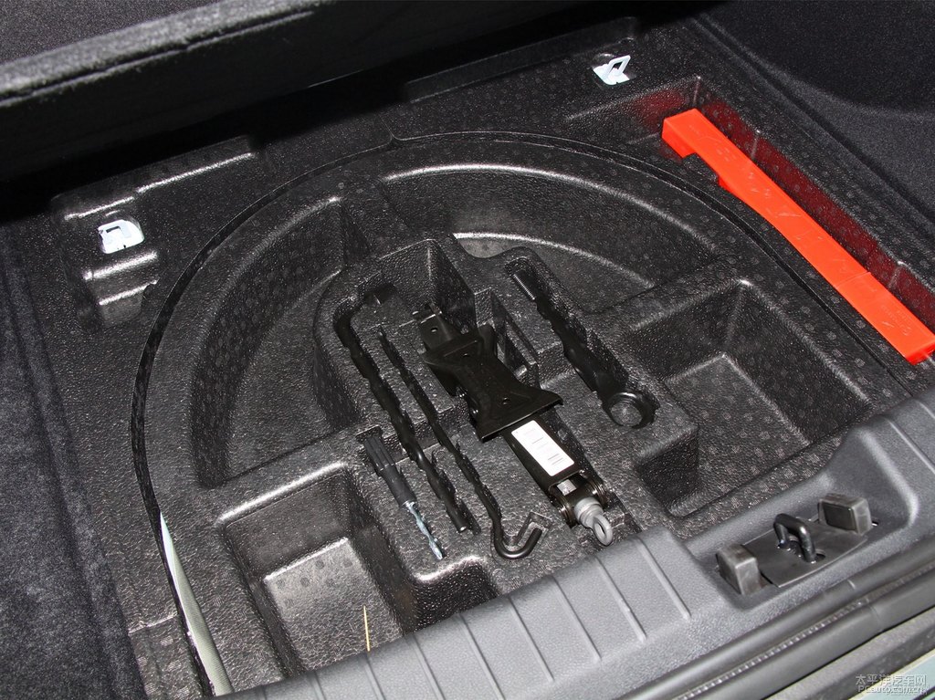 冰晶白帝豪GS后備廂空間圖片