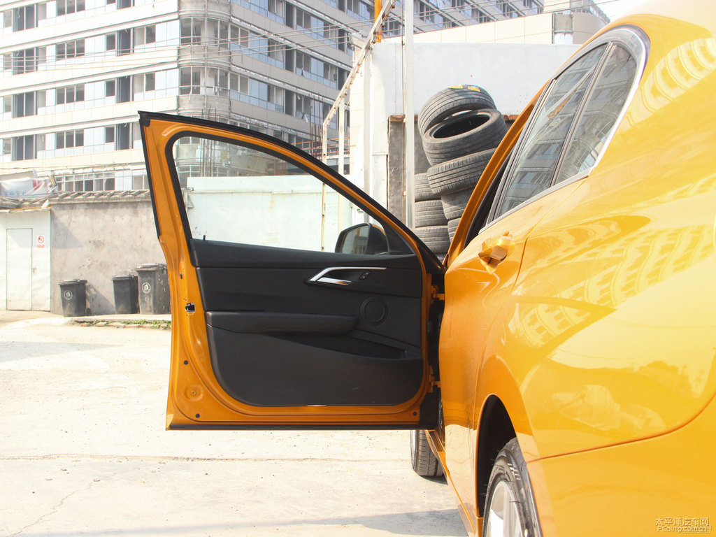 曙光金寶馬1系車廂內(nèi)飾圖片