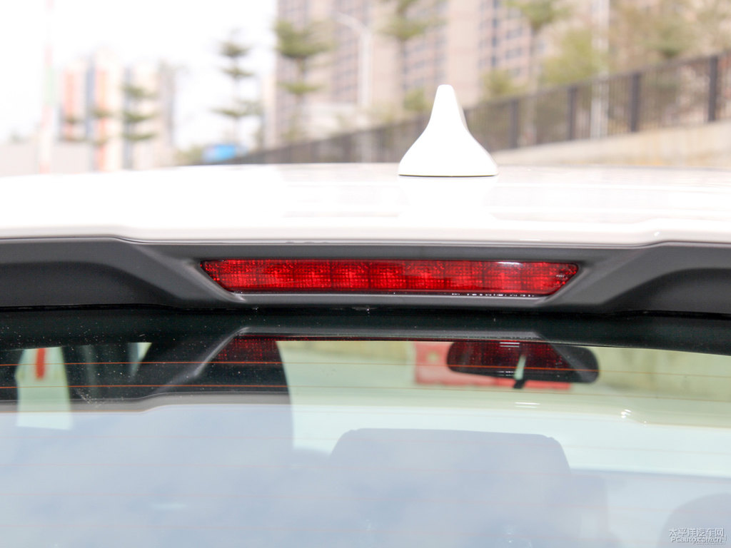 珠光白馬自達(dá)CX-4車(chē)尾外觀圖片