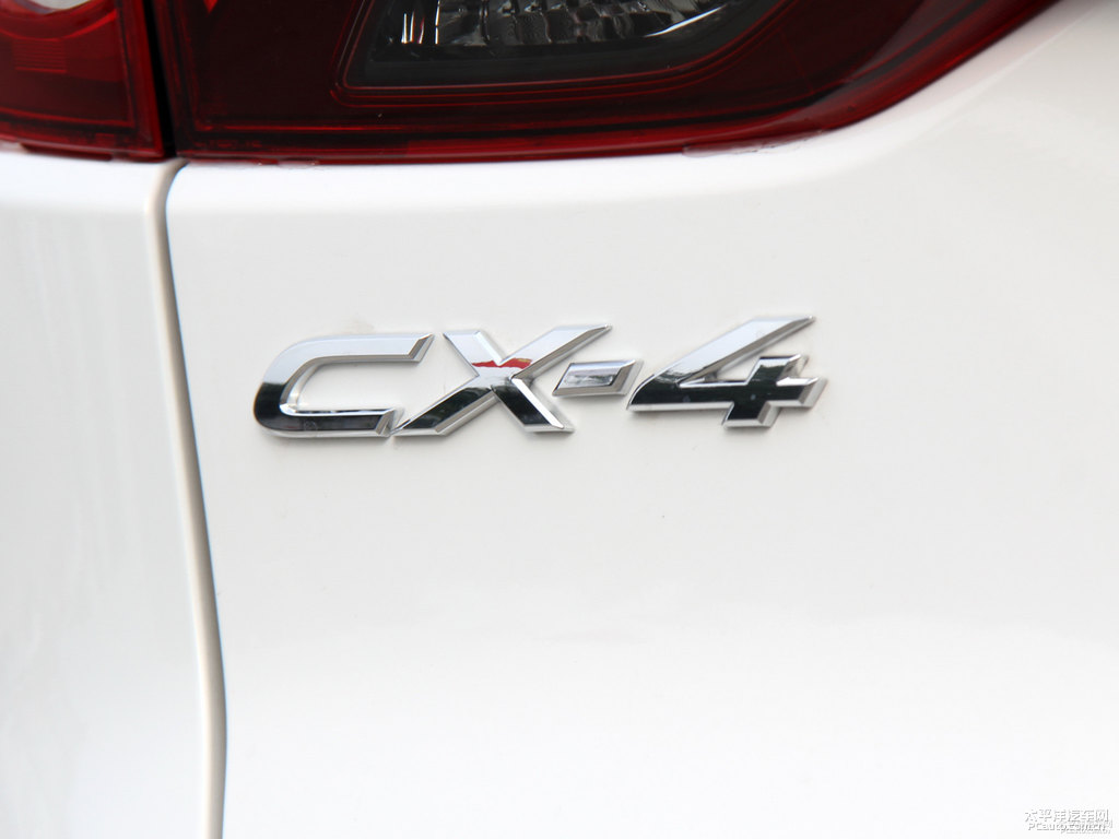 珠光白馬自達CX-4車尾外觀圖片