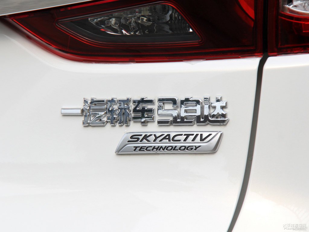 珠光白馬自達(dá)CX-4車尾外觀圖片