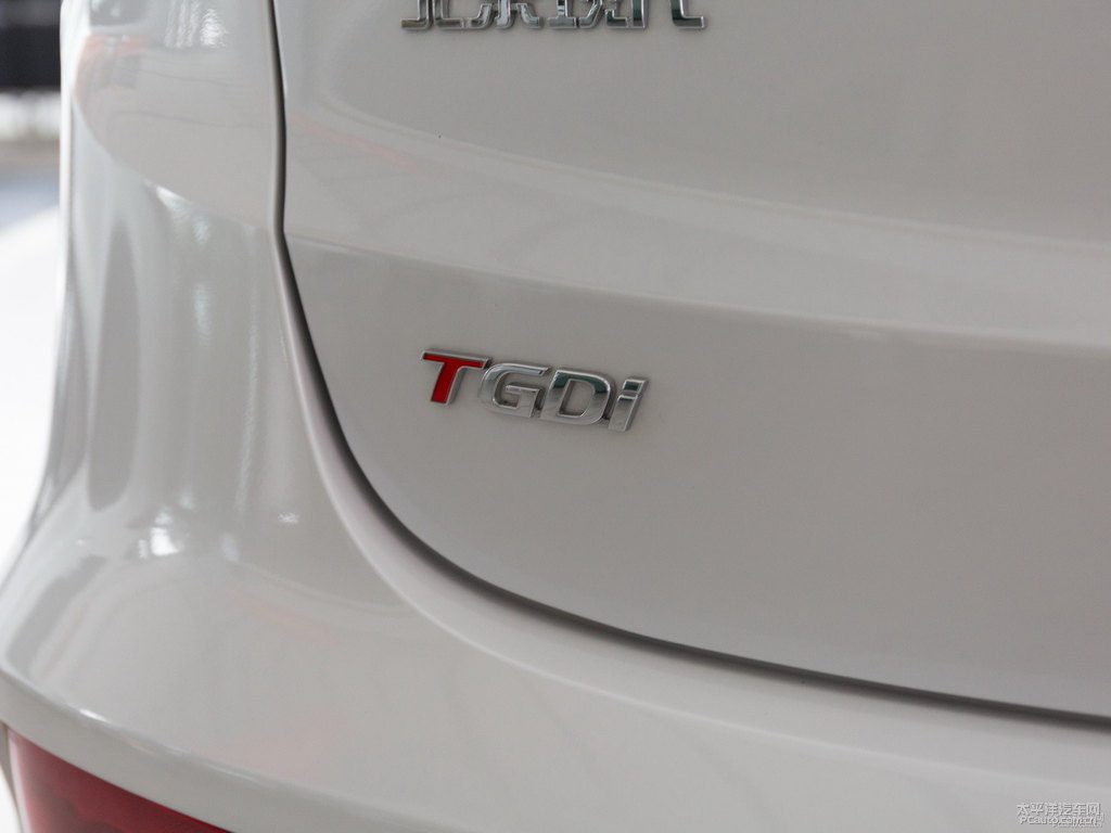 水晶白勝達(dá)車尾外觀圖片
