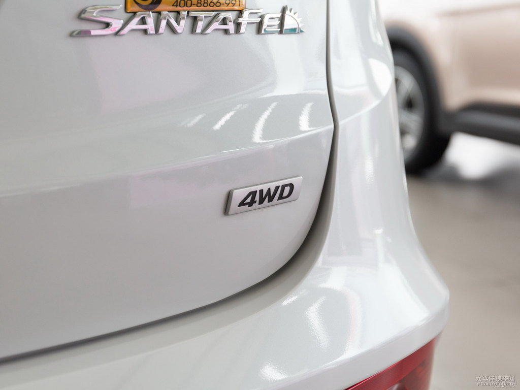 水晶白勝達(dá)車尾外觀圖片