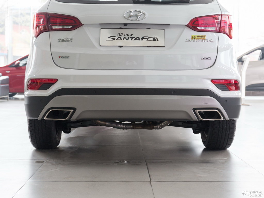 水晶白勝達(dá)車尾外觀圖片