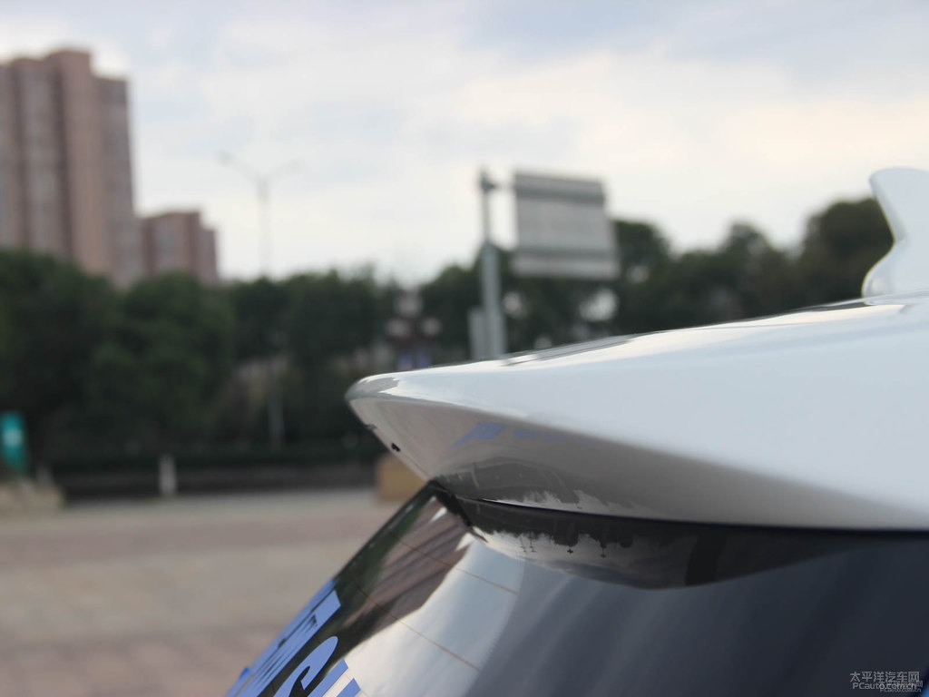 炫動(dòng)藍(lán)奔騰X40車尾外觀圖片