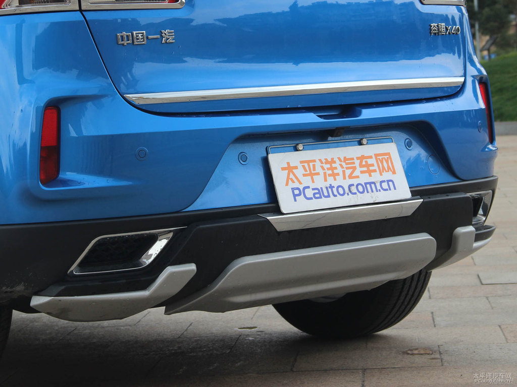 炫動(dòng)藍(lán)奔騰X40車尾外觀圖片