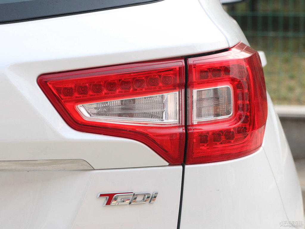 閃光月光白長(zhǎng)安CS75車(chē)尾外觀圖片