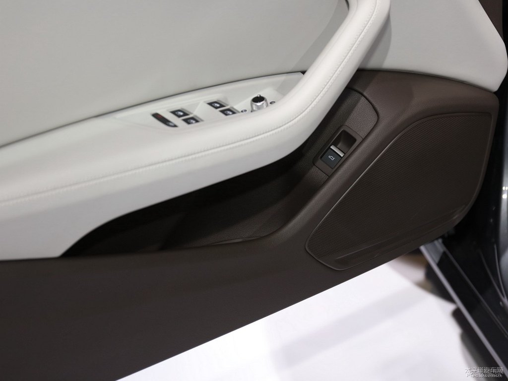 季風(fēng)灰奧迪A4L車廂內(nèi)飾圖片