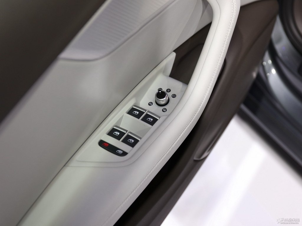 季風灰奧迪A4L車廂內(nèi)飾圖片