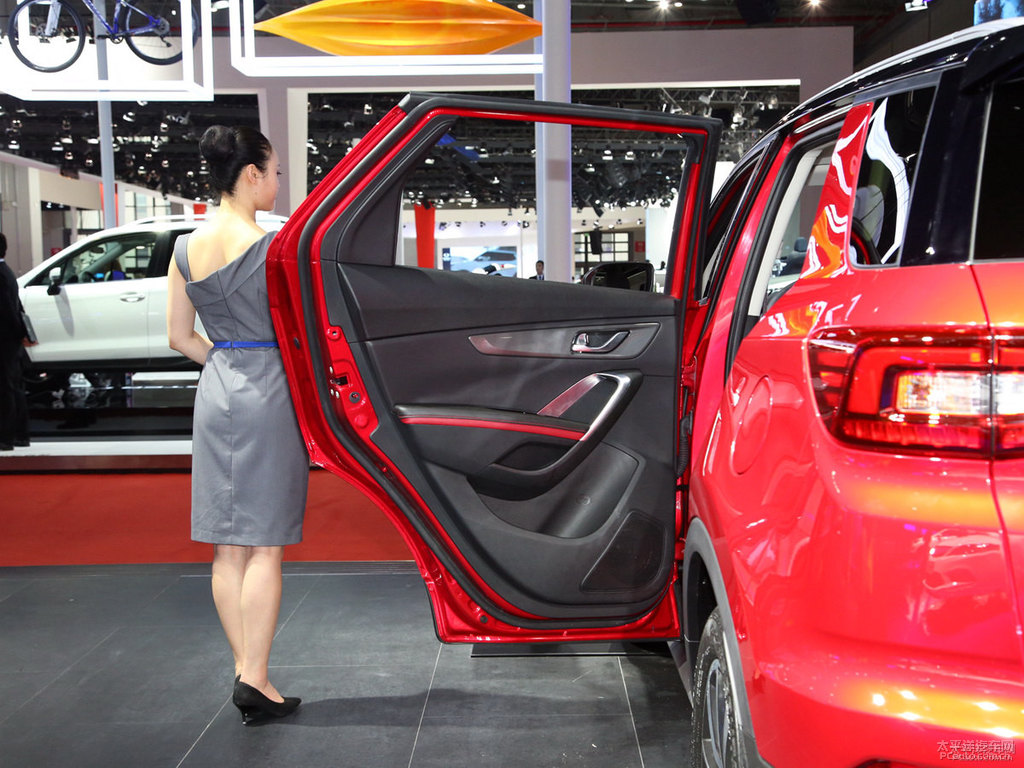 炫動(dòng)紅長(zhǎng)安CS55車(chē)廂內(nèi)飾圖片