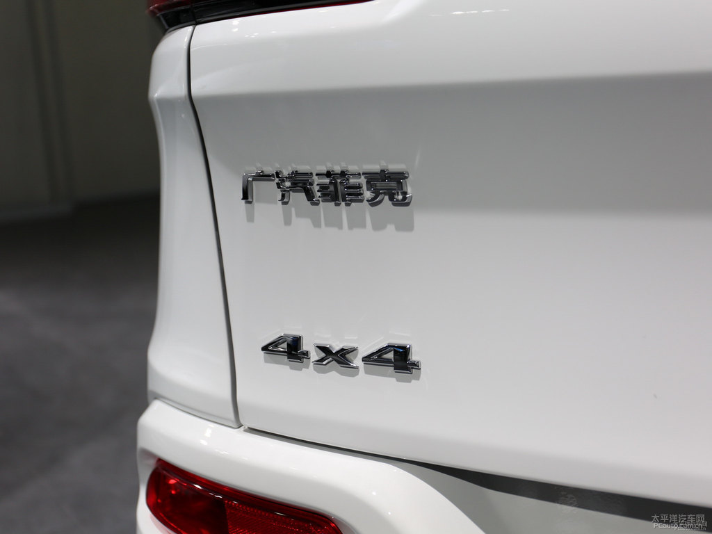 皓白自由光車尾外觀圖片
