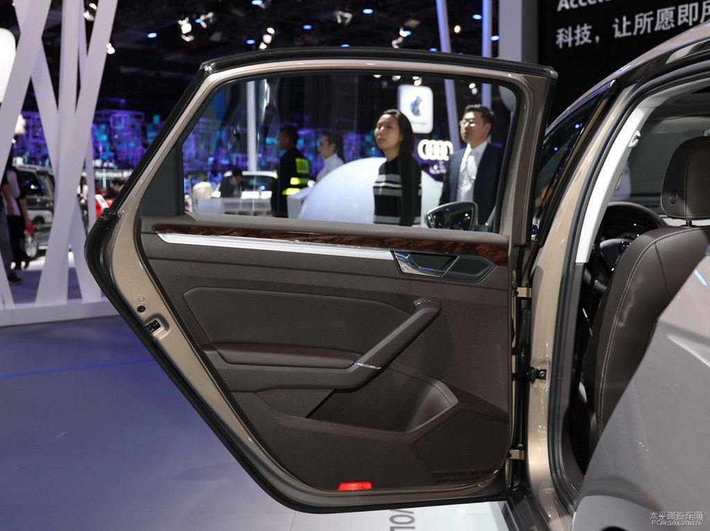 釉金帕薩特車廂內(nèi)飾圖片
