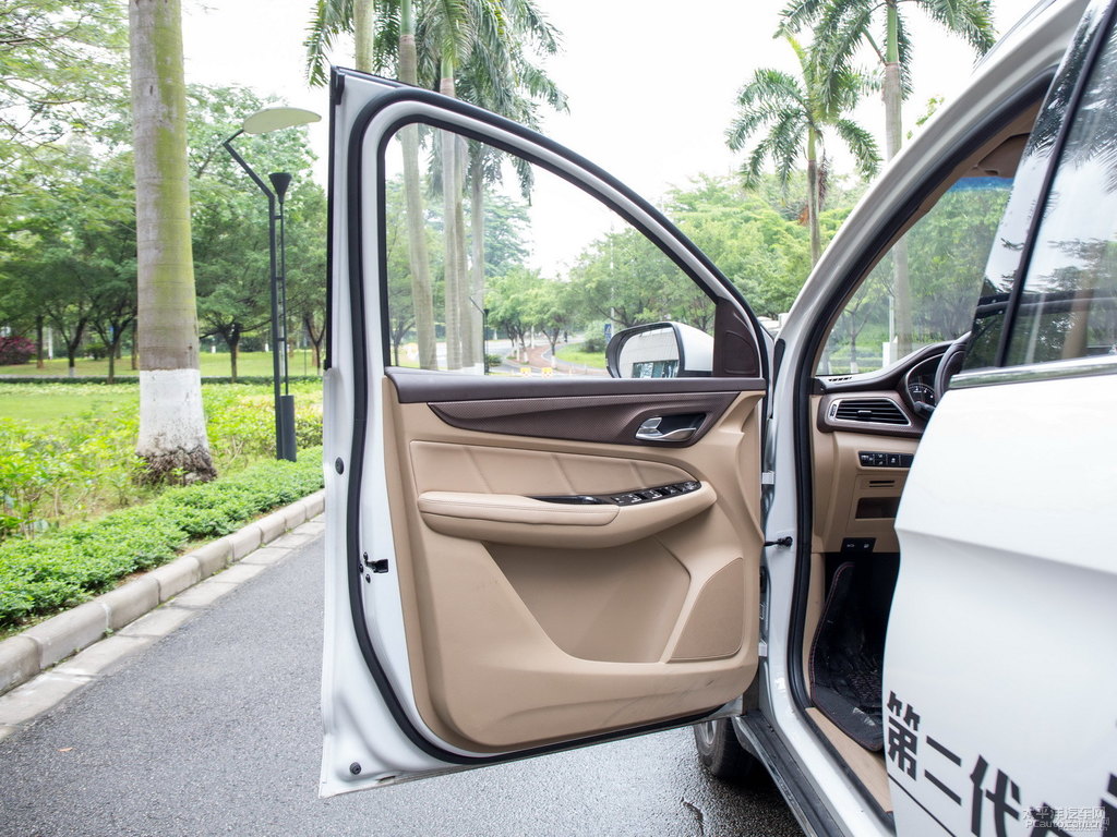糖果白寶駿730車廂內(nèi)飾圖片