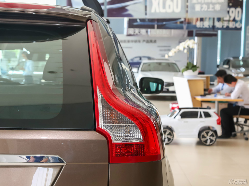 暮色銅沃爾沃XC60車尾外觀圖片