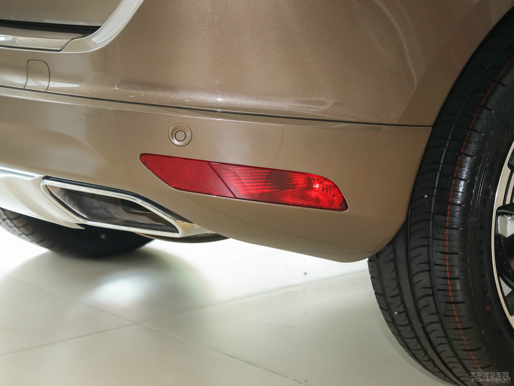 暮色銅沃爾沃XC60車尾外觀圖片