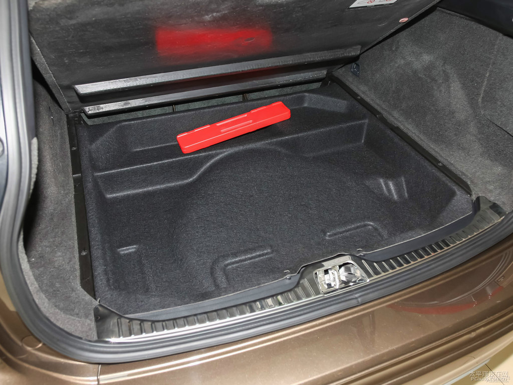 暮色銅沃爾沃XC60后備廂空間圖片