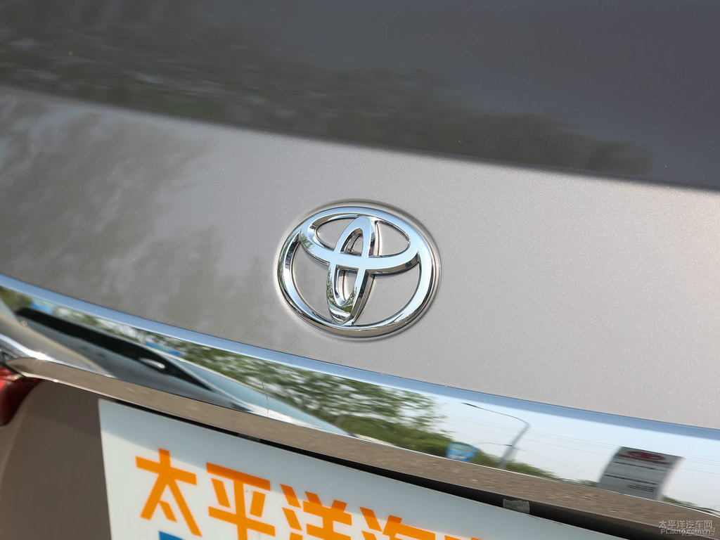 鉑青銅色卡羅拉車尾外觀圖片