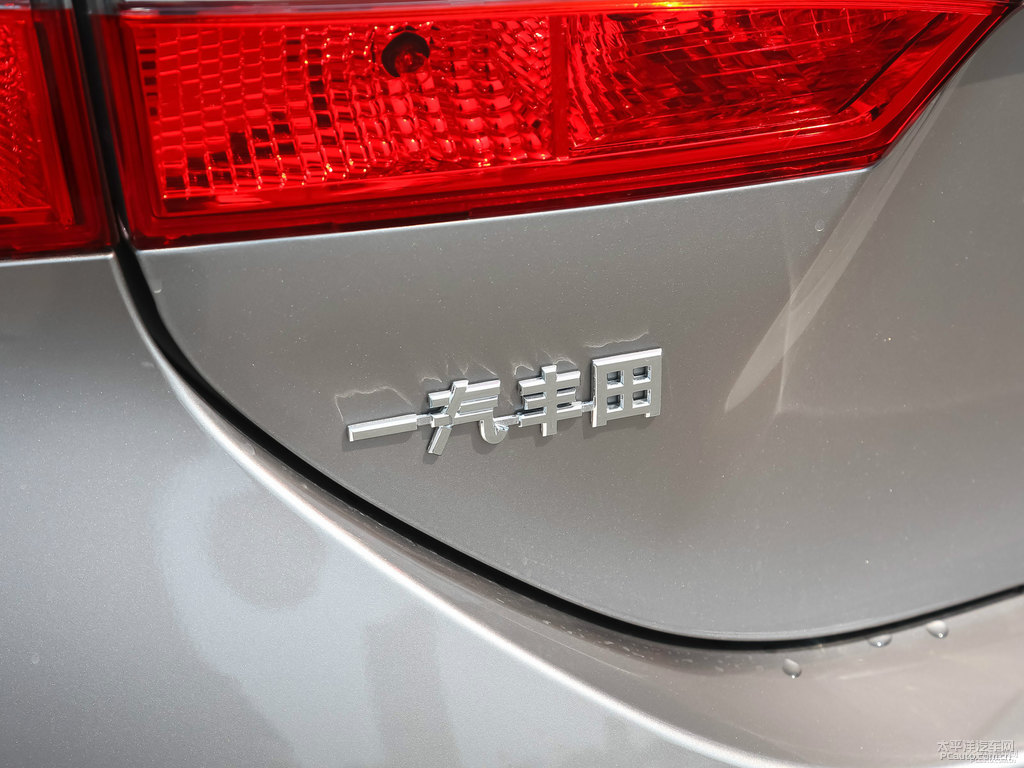 鉑青銅色卡羅拉車尾外觀圖片