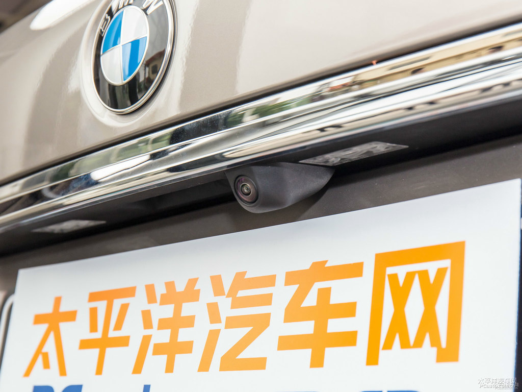 開士米銀寶馬7系車尾外觀圖片
