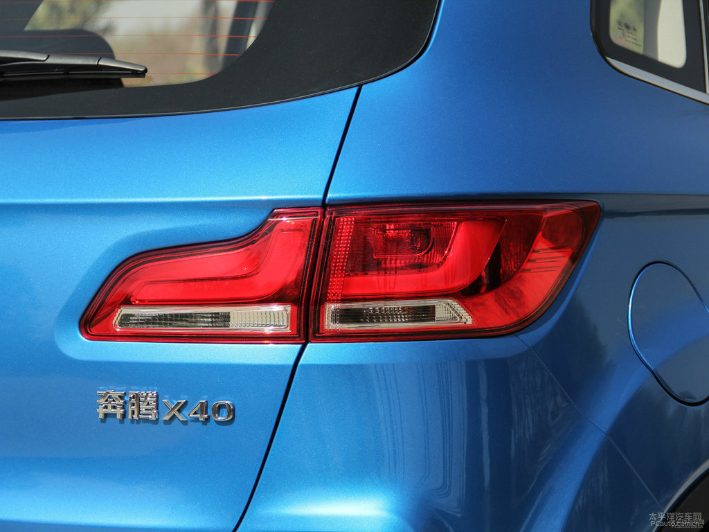 炫動(dòng)藍(lán)奔騰X40車尾外觀圖片