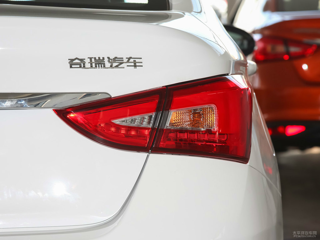 俊逸白艾瑞澤5車尾外觀圖片