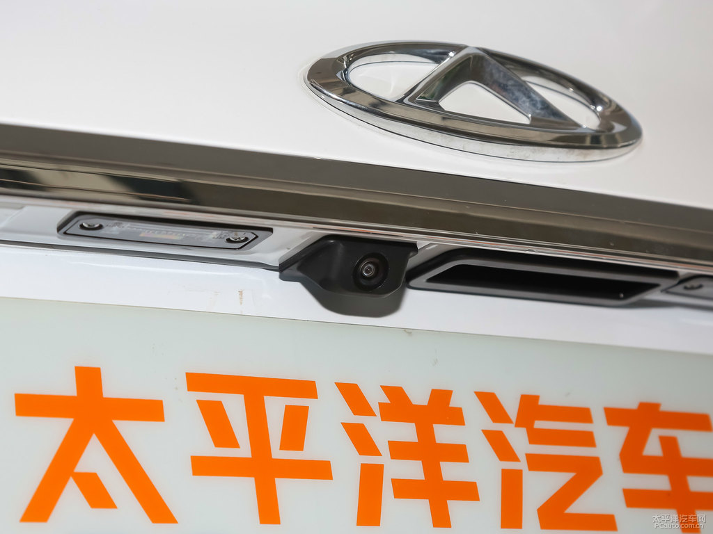 俊逸白艾瑞澤5車尾外觀圖片