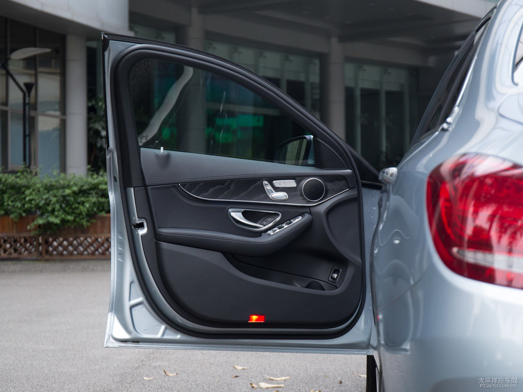 銥銀奔馳C級(jí)車廂內(nèi)飾圖片