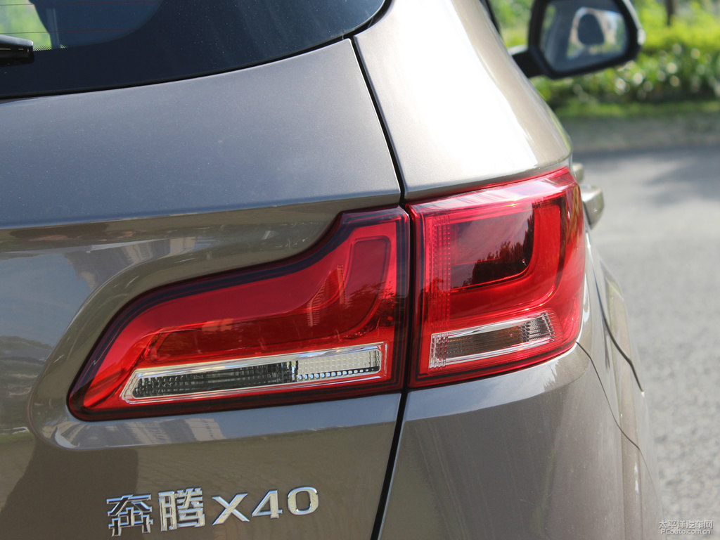 爵士棕奔騰X40車尾外觀圖片