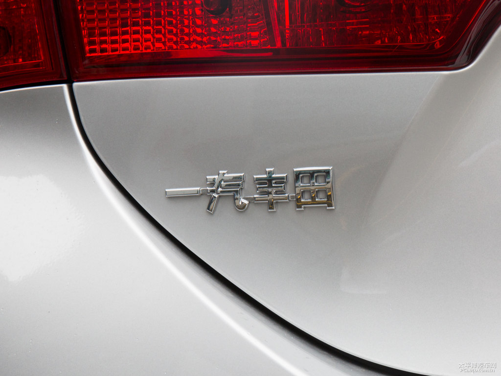 銀色卡羅拉車尾外觀圖片