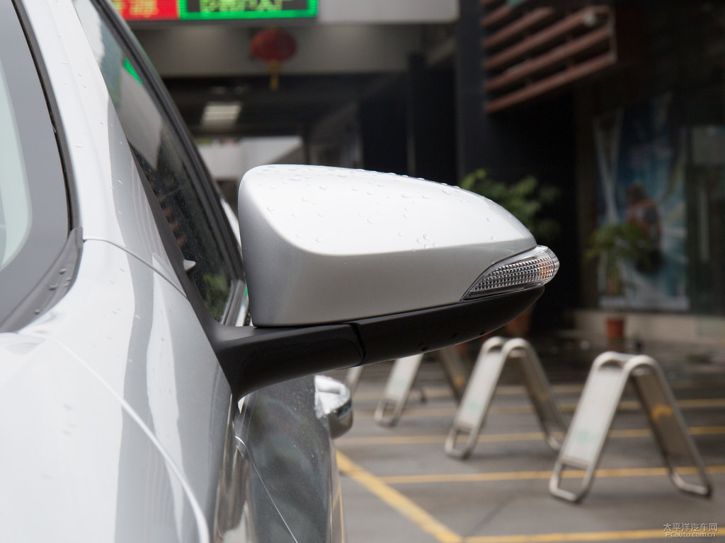 銀色卡羅拉車身外觀圖片