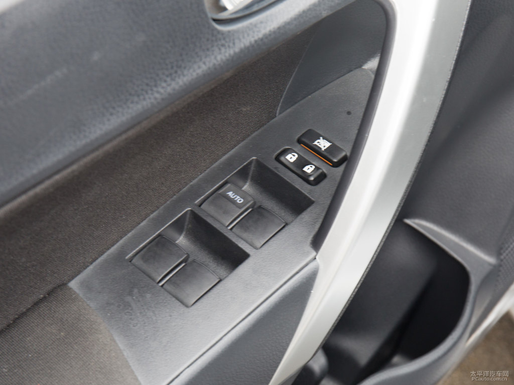 銀色卡羅拉車廂內(nèi)飾圖片